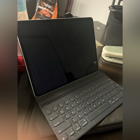 iPad Pro 12.9-inch (6th generation) - Picture 2 of 4